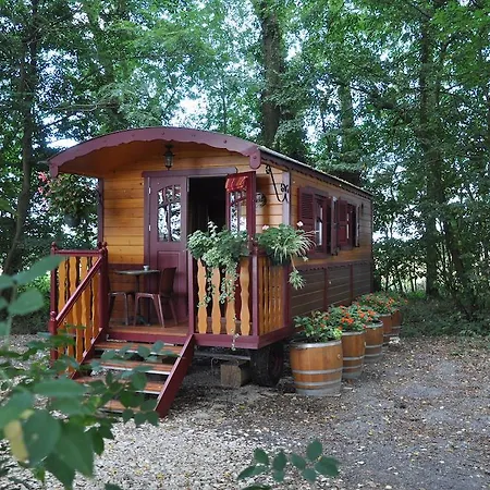 Hébergement de vacances Insolite La Roulotte Des Elfes, Au Milieu De Nulle Part *