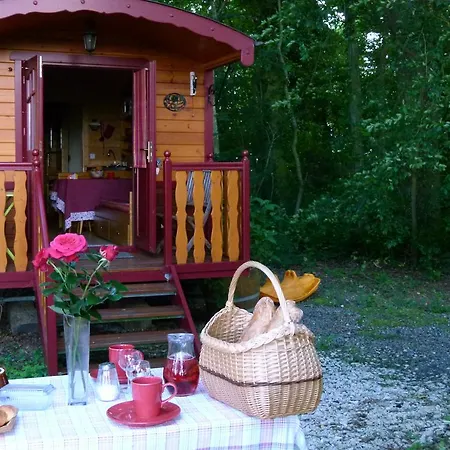 Hébergement de vacances Insolite La Roulotte Des Elfes, Au Milieu De Nulle Part *